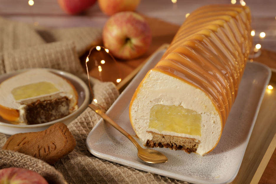 Bûche pommes-caramel au beurre salé, sur biscuit de spéculos