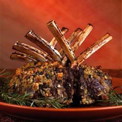 Carré d'agneau en croûte de fines herbes à la sauce au vin rouge