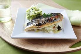 Daurade poêlée avec une tombée de fenouil et une salsa aux olives noires