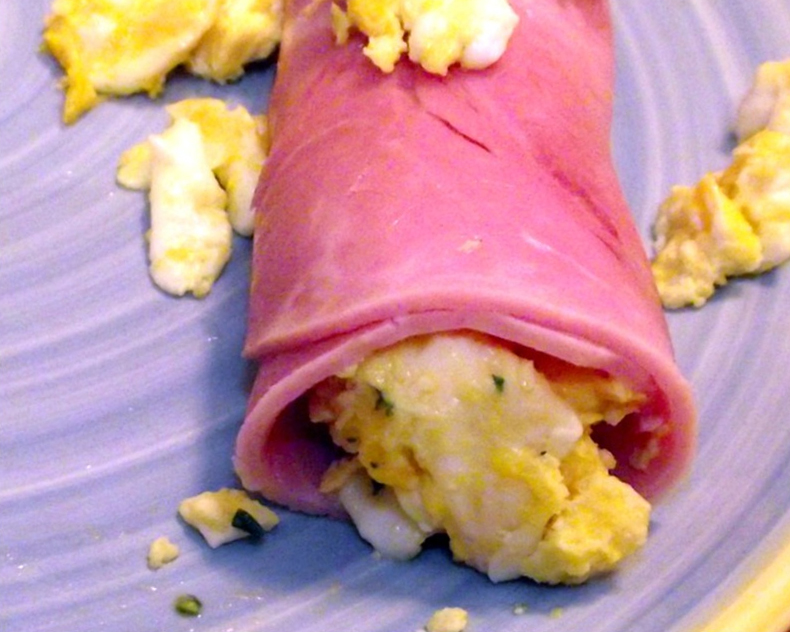 Roulés de jambon aux oeufs brouillés